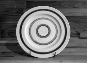 Black and White 11″ dinner plate in Broad Stripe