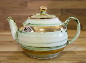 Lustre Horizontal large Teapot in No.09