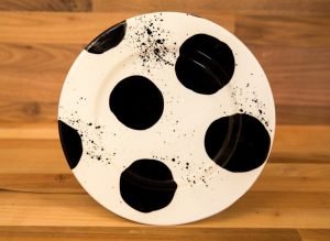 Black and White 11″ dinner plate in Spot